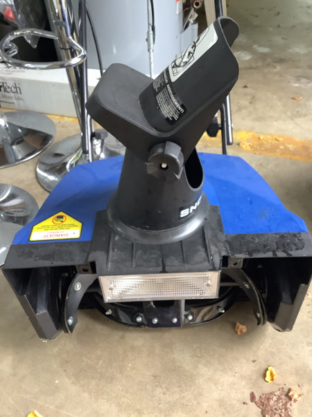Small electric snow blower